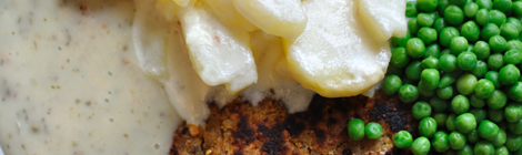 Krämig potatisgratäng med kikärtskotlett, grönpepparsås och ärtor