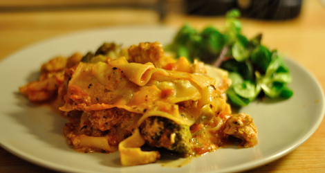 Lasagne med soyagrytbitar och broccoli